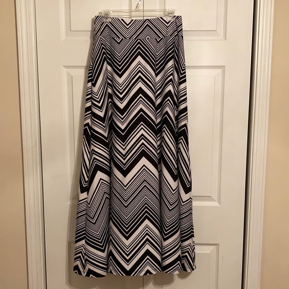 STUDIO - Black and White Striped Skirt - Picture 1 of 3
